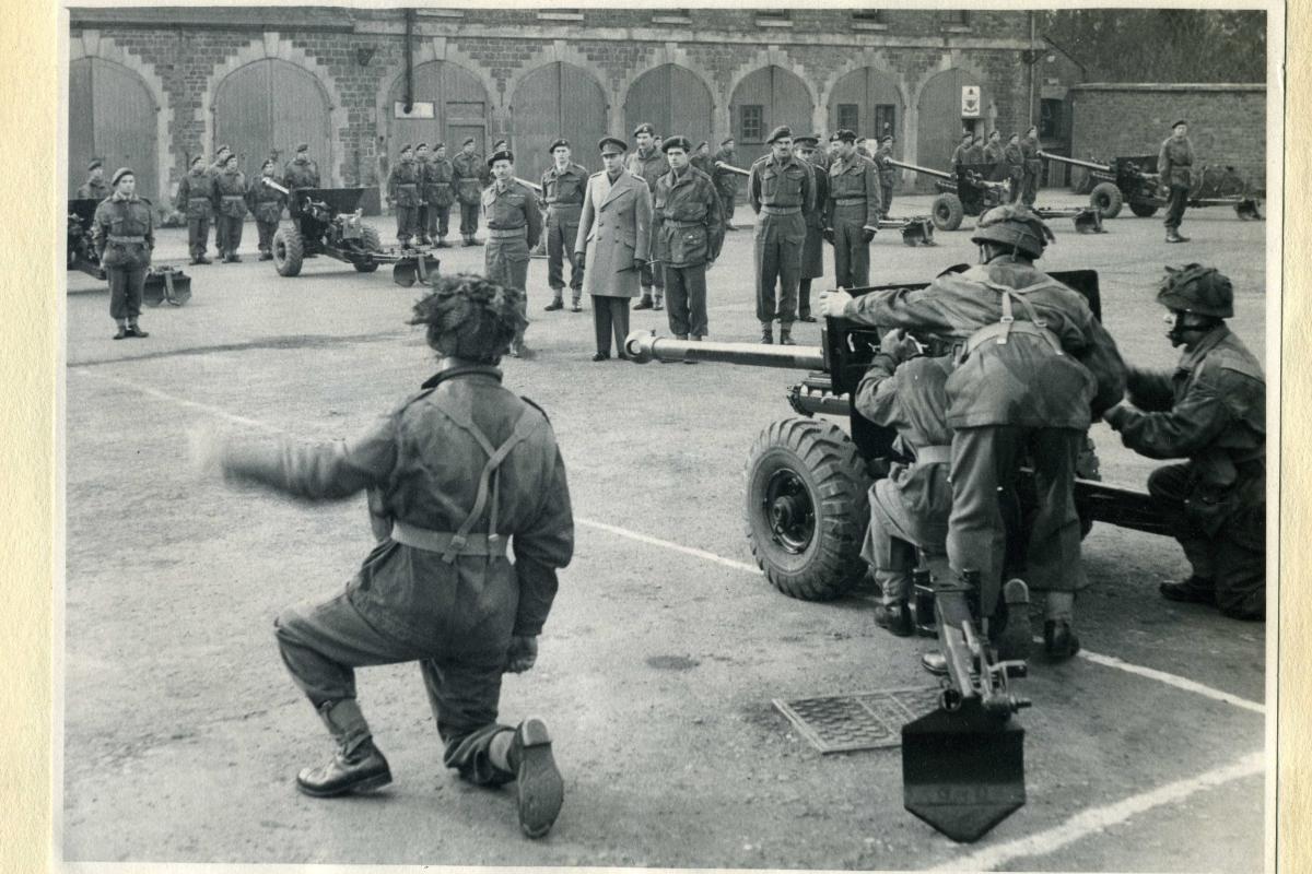 The King inspects anti-tank guns at Lonsdale House, Barleythorpe
