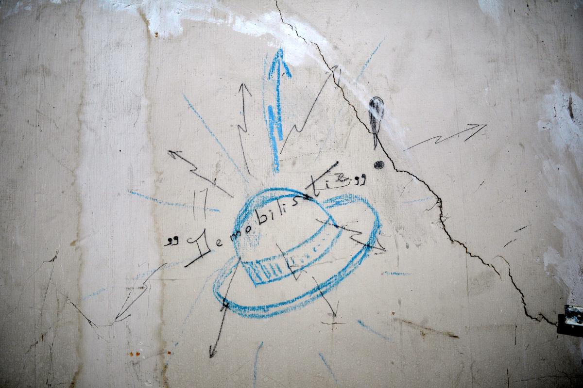 Drawing of a civilian hat, accompanied by the word 'Demobilisation'
