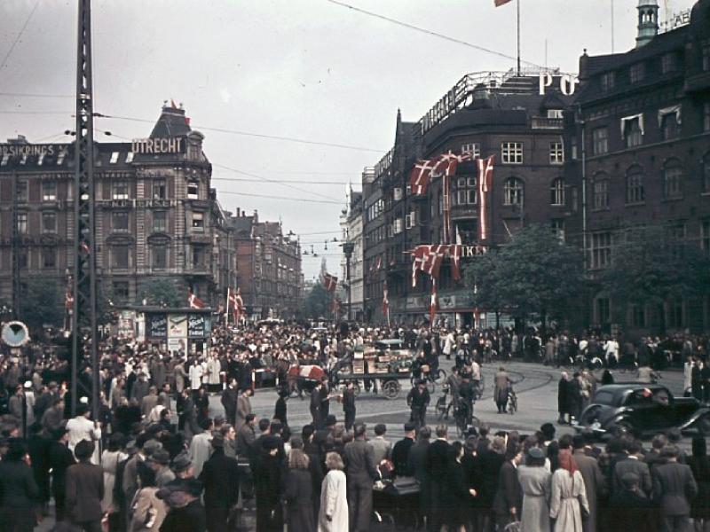Crowds celebrate liberation in the Copenhagen town square.	