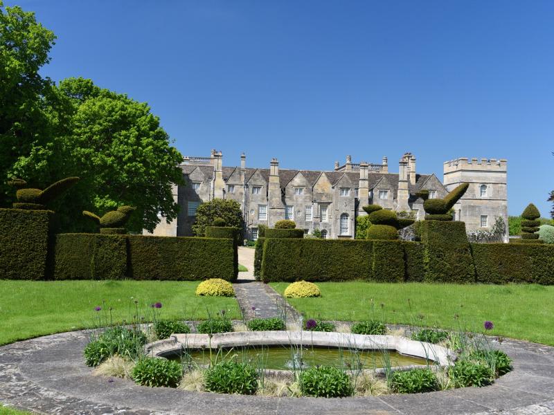 Grimsthorpe Castle was HQ for 1 Para Battalion