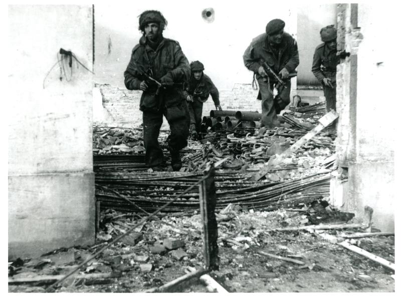 Airborne troops patrol on Oosterbeek