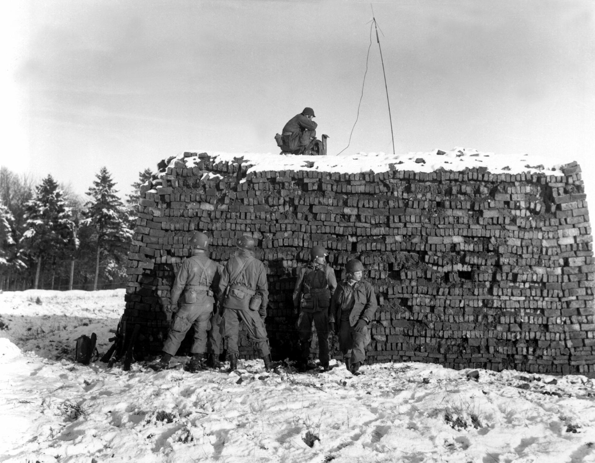 A Pathfinder operating a Eureka  beacon at Bastogne in December 1944