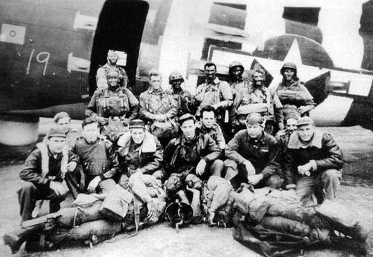 Pathfinder aircrew with Pathfinders of the 101st Airborne Division on 5 June 1944