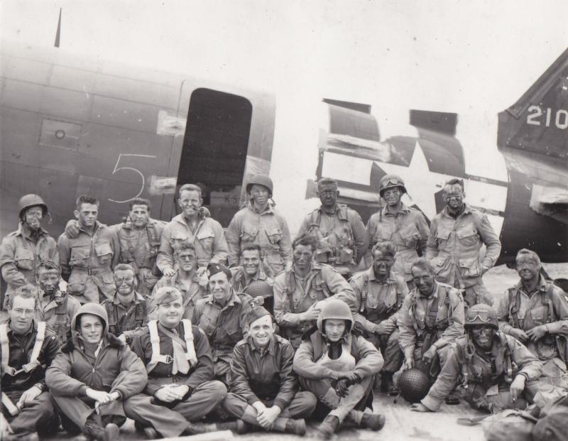 A group of Pathfinders next to their aircraft on 5 June 1944