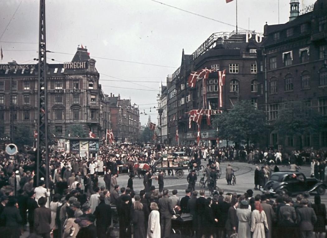 Crowds celebrate liberation in the Copenhagen town square.	